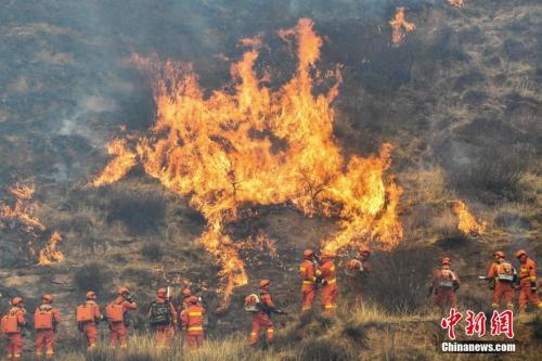 资料图：山西沁源发生森林火灾，消防指战员正在进行灭火作业。武俊杰 摄