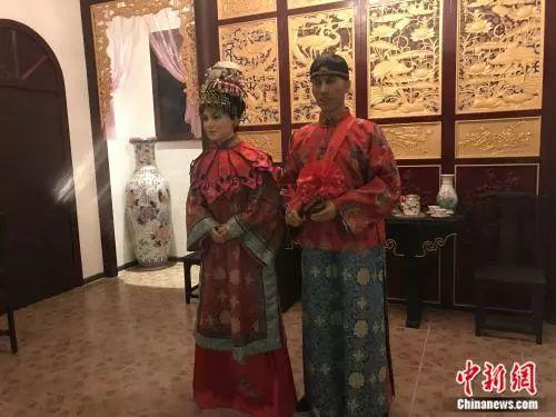 中国华侨历史博物馆展出的新婚的峇峇和娘惹实景。何路曼 摄