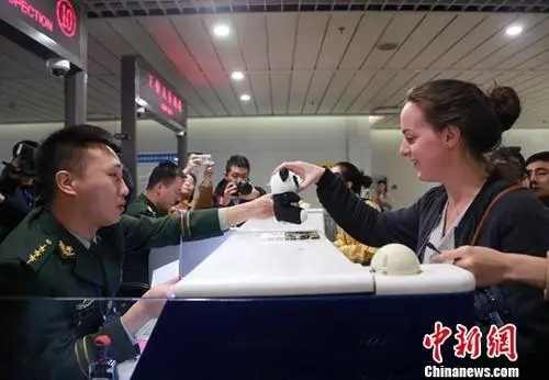 资料图：外籍旅客办理通关手续。<a target='_blank' href='http://www.chinanews.com/' _fcksavedurl='http://www.chinanews.com/'>中新社</a>记者 王磊 摄