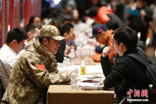 资料图：退役士兵应聘会现场。<a target='_blank' href='http://www.chinanews.com/' _fcksavedurl='http://www.chinanews.com/'>中新社</a>记者 富田 摄