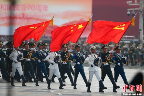 10月1日上午，庆祝中华人民共和国成立70周年大会在北京天安门广场隆重举行。图为三军仪仗队经过观礼台。<a target='_blank' href='http://www.chinanews.com/' _fcksavedurl='http://www.chinanews.com/'>中新社</a>记者 富田 摄