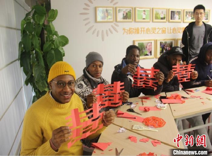 南非留学生体验中国剪纸文化。　温州职业技术学院供图 摄