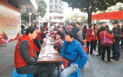 福建省福州市鼓东街道庆城社区侨法宣传活动现场。(余雪林摄)