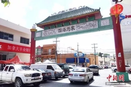 2019年3月24日，在多米尼加首都圣多明各，“唐人街”出口处一座牌坊上刻着“四海为家”四个大字。这里分布着数百家华人店铺、商场和中餐馆，是旅居多米尼加华侨华人的主要聚集地。<a target='_blank' href='http://www.chinanews.com/' _fcksavedurl='http://www.chinanews.com/'>中新社</a>记者莫成雄 摄