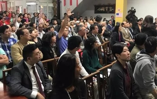 旧金山侨领遇袭案发生后，当地逾200名华裔到中华总会馆参加治安会议，要求改善华埠治安。(美国《世界日报》/李秀兰 摄)