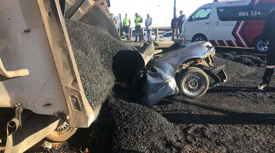 堪称奇迹！被运煤卡车完全碾压的卡罗拉轿车乘客幸运生还