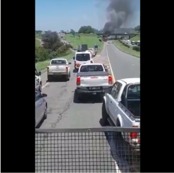 南非民众干起坏事头头是道！仅几天时间25辆卡车被莫名烧毁