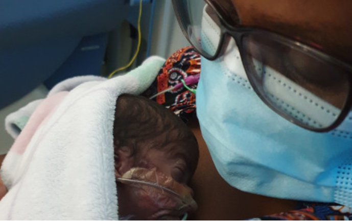 一个充满希望的故事:新冠病毒阳性的护士欣喜地看到她早产的孩子活了下来