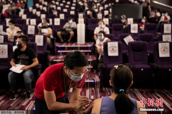 当地时间6月2日，菲律宾马尼拉，一家电影院成为新冠疫苗临时接种点。