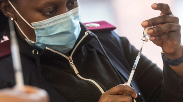 南非将从8月开始在周末接种疫苗，目标是每天接种30万人