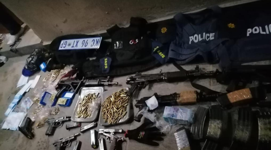 厉害了！南非飞鹰组在嫌犯家中搜出警察防弹背心和制服