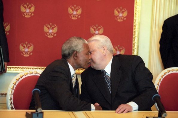 俄罗斯‘友情提醒’庆祝两国建交30周年时，曾帮助南非对抗种族隔离