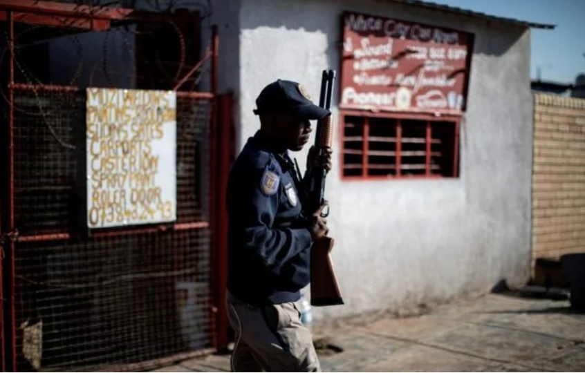 改革执法部门：南非于年底前招收1.2万名新警察