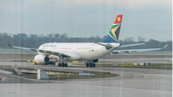 南非航空公司周五恢复了约堡至德班的航班 但价格...