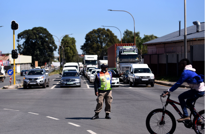 南非交警警告：不要支持平民指挥交通 因为...