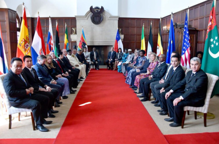 拉马福萨总统欢迎14位新大使履新南非