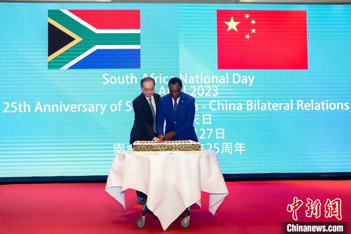南非驻华使馆27日晚间在北京举行庆典活动，庆祝南非国庆日暨南中建交25周年。　南非驻华使馆供图