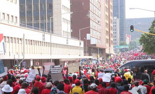 南非约堡市中心发生大规模群众罢工示wei游行，kang议豪登省高速公路电子收费。