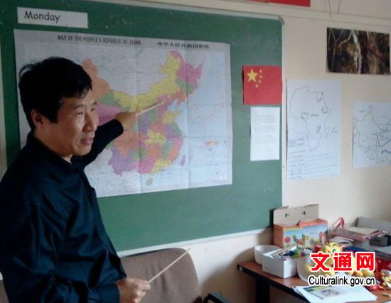 中国外交官为南非残疾人学校孩子讲授中国文化课