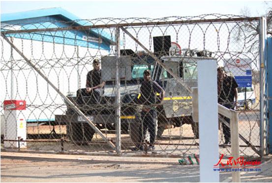 军警在劳恩（Lomin）矿业公司的医护中心入口处把守。人民网记者 陈开