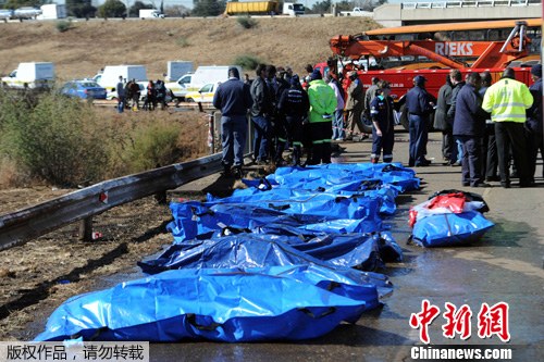 当地时间2012年6月25日，南非Meyerton，救援人员在车祸现场。一辆巴士冲下大桥，造成至少19人死亡，55人受伤。