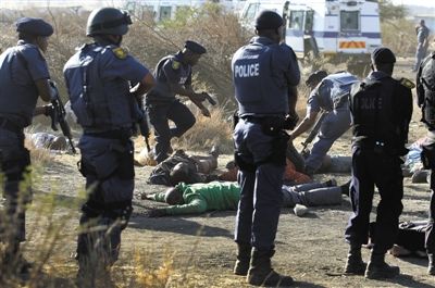 8月16日，南非警方包围在被枪击的示wei矿工周围。