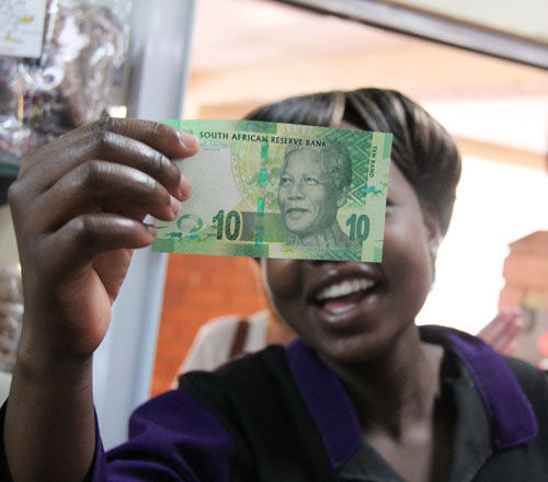 一名南非人得到新纸币后高兴地展示。人民网驻南非记者 裴广江摄