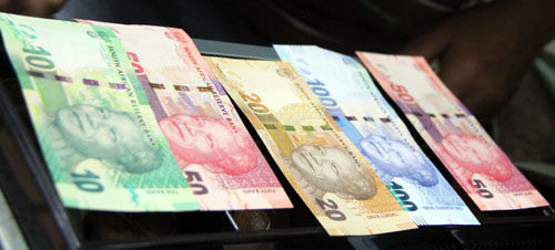 印有曼德拉头像的新纸币。人民网驻南非记者 裴广江摄