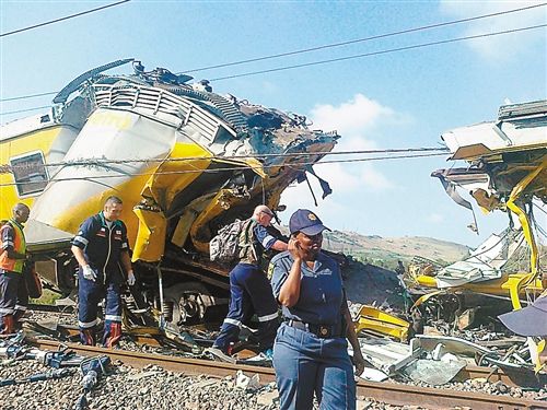1月31日,在南非行政首都比勒陀利亚西郊的阿特里奇维尔附近,救援人员在火车相撞事故现场忙碌。
