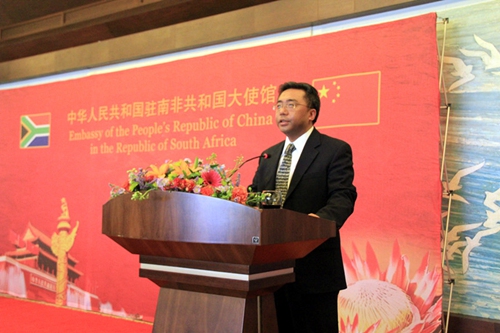 国庆招待会现场，中国驻南非大使馆临时代办杨义瑞致辞。