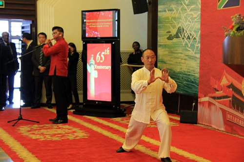 国庆招待会现场，中国武术和民乐表演。