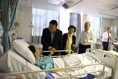 驻南非大使赴医院看望车祸受伤中国游客及家属