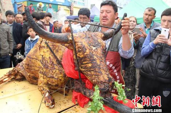 2日，新疆烧烤大师莫明？吾甫尔再次展示其烧烤绝技，在伊宁县举办的第七届新疆伊犁杏花旅游节上烤制出一头约250公斤重的牦牛，此前他烤牦牛的世界纪录是去年创下的288公斤。　朱景朝 摄