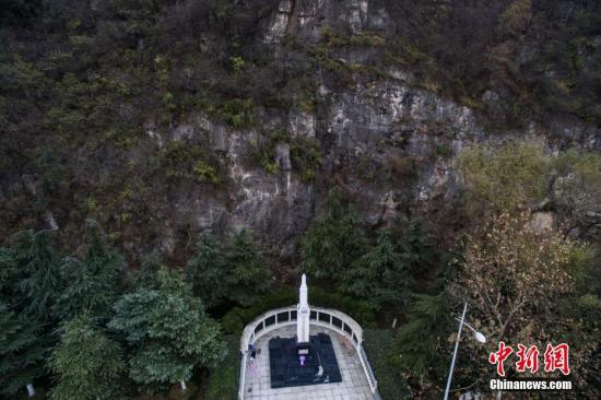 图2016年12月10日，位于南京上元门附近的草鞋峡遇难同胞纪念碑。中新社记者 泱波 摄