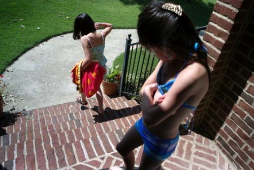 中国侨网两位自中国领养回美的双胞胎女孩，如今在亚拉巴马州快乐生活。(美国《世界日报》援引Getty Images)
