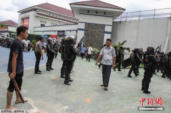 印度尼西亚苏门答腊岛廖内省一座监狱本月5月5日发生200名囚犯越狱事件，警方目前已陆续抓回80名囚犯，继续追捕120名在逃囚犯。