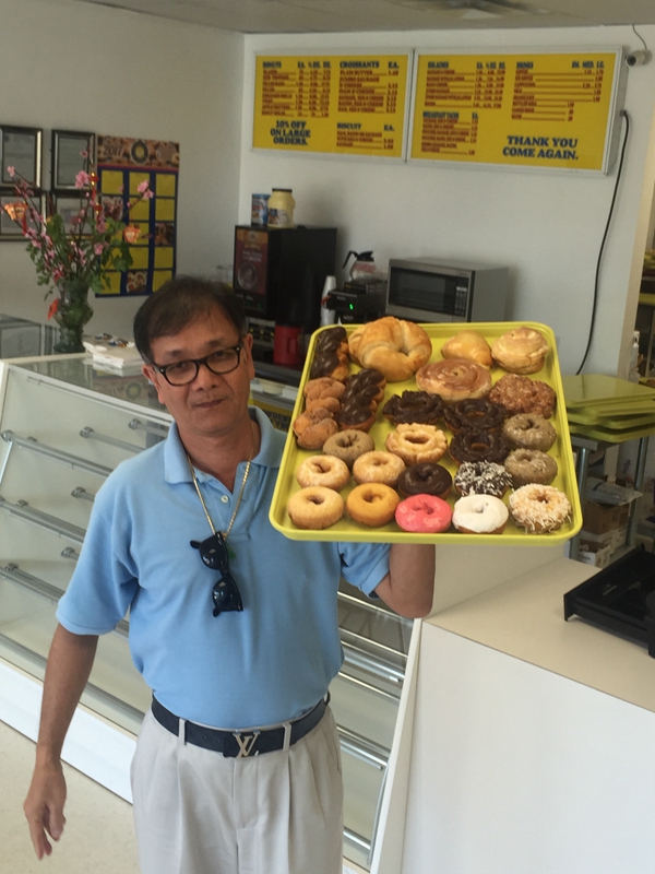  甜甜圈店老板Meng姓廖，能说家乡的潮州话，但从未回过中国。