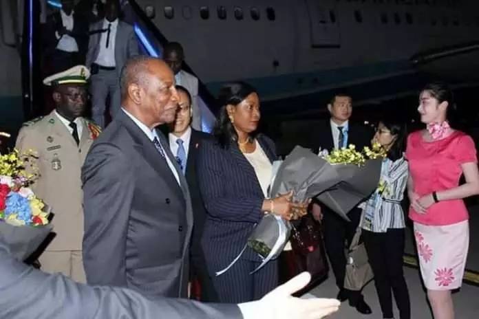 ▲9月3日，几内亚总统孔戴（左二）飞抵厦门。图片来源：几内亚媒体guinee7.com