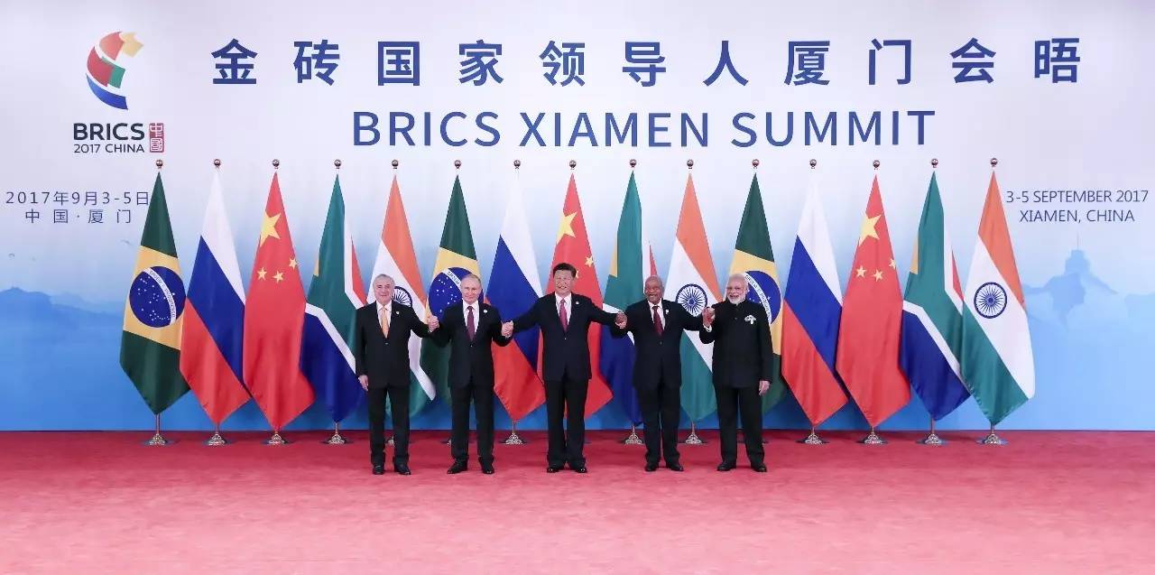 ▲9月4日，金砖国家领导人第九次会晤在厦门开幕。中国国家主席习近平主持会晤。这是金砖国家领导人集体合影。