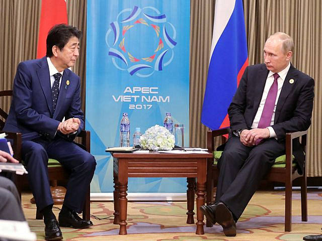 11月10日，越南岘港参加亚太经合组织第二十五次领导人非正式会议，俄罗斯总统普京（右）与日本首相安倍晋三举行会谈。（新华/路透）