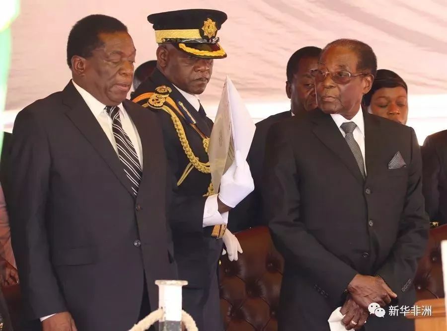  ▲津巴布韦总统穆加贝（右）与副总统姆南加古瓦。图/新华社