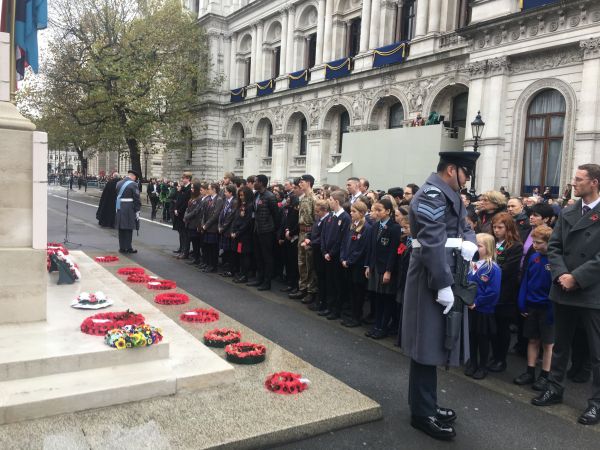 11月11日，在伦敦唐宁街前的和平纪念碑前，华人和英国友人代表在纪念一战停战99周年纪念仪式现场默哀。（梁希之 摄）