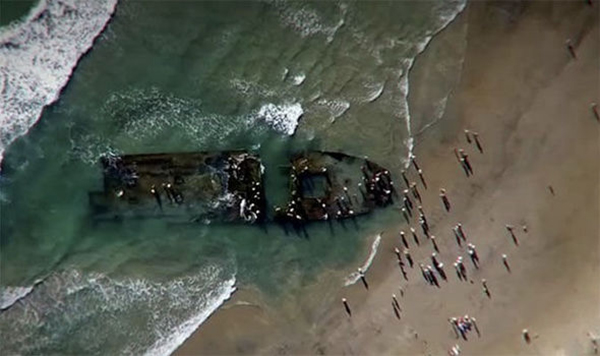 在美国加利福尼亚州海岸发现的一艘船只的残骸
