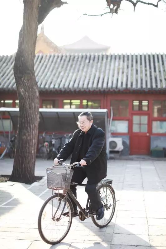 梁金生每天骑自行车上班，两点一线。新京报记者王嘉宁 摄