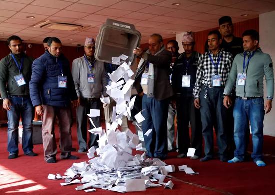 ▲12月8日，尼泊尔议会选举的工作人员正在进行票数统计。（路透社）