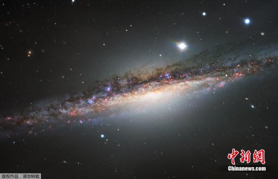 资料图 鲸鱼座NGC1055星系图像。