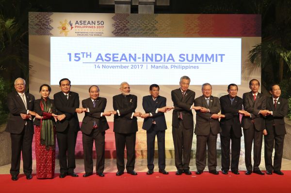 2017年11月14日，在菲律宾首都马尼拉，出席第15届东盟与印度峰会的领导人合影。
