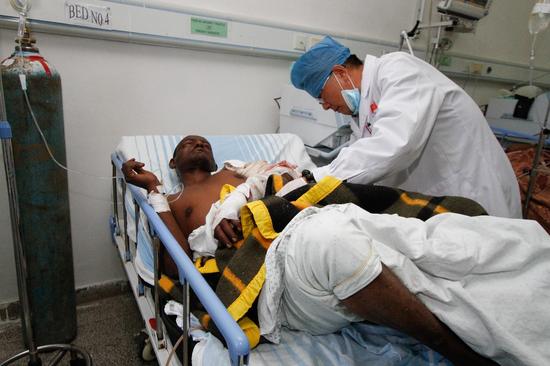 2017年8月4日，在埃塞俄比亚的蒂鲁内什-北京医院，中国第19批援埃塞医疗队队长张晓阳在查看病人情况。（迈克尔·特韦尔德摄）