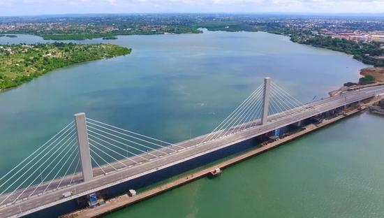这是在坦桑尼亚达累斯萨拉姆拍摄的由中国公司承建的东非最大斜拉式跨海大桥尼雷尔大桥。