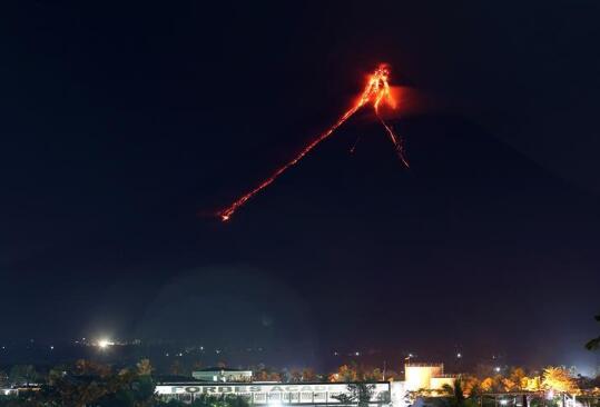  菲律宾马荣火山喷发出熔岩。（图源：新华社）